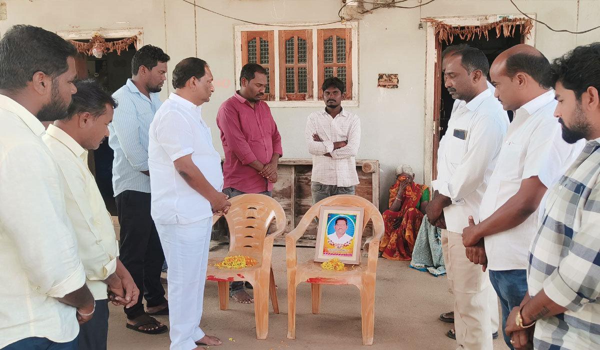 Former Minister Koppula Eshwar | గంగాధర్ కుటుంబానికి బీఆర్ఎస్ అండగా ఉంటుంది.. మాజీ మంత్రి కొప్పుల ఈశ్వర్