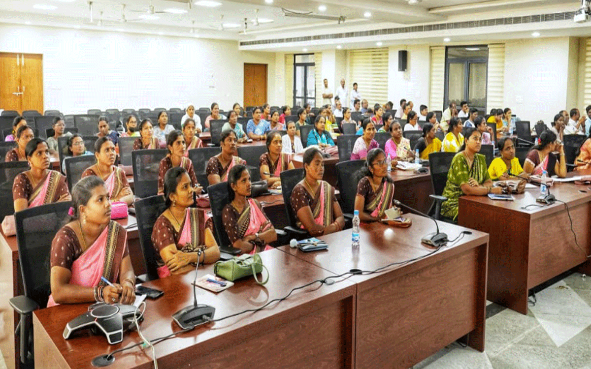 Bhadradri Kothagudem : ఇందిరమ్మ చీరలు అర్హులంద‌రికీ చేరేలా చూడాలి : కలెక్టర్ జితేశ్ వి పాటిల్‌