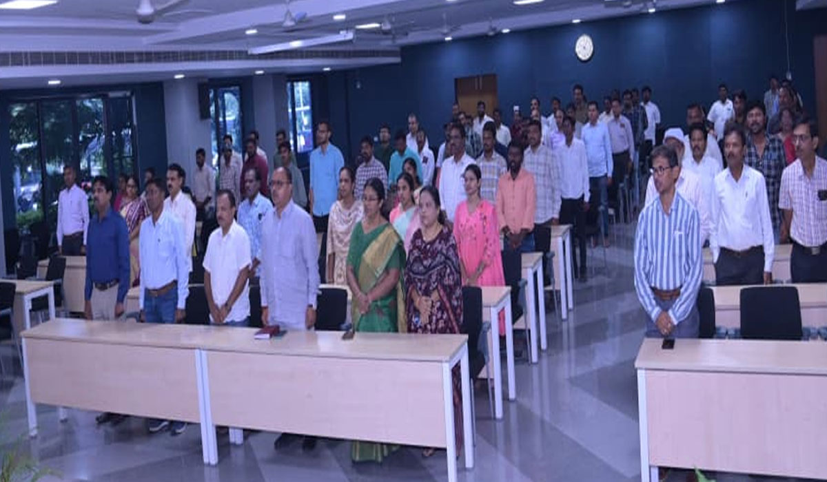 koya sri Harsha | పెద్దపల్లి కలెక్టరేట్‌లో సామూహిక వందేమాతరం గీతాలాపన