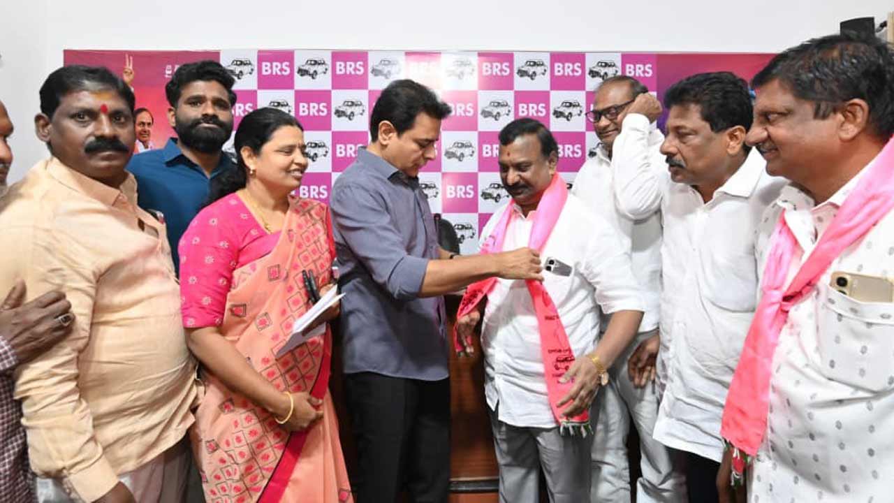 BRS | కాంగ్రెస్‌ను వీడి బీఆర్‌ఎస్‌లోకి.. ఒక్కొక్కరుగా పార్టీలో చేరుతున్న వైనం