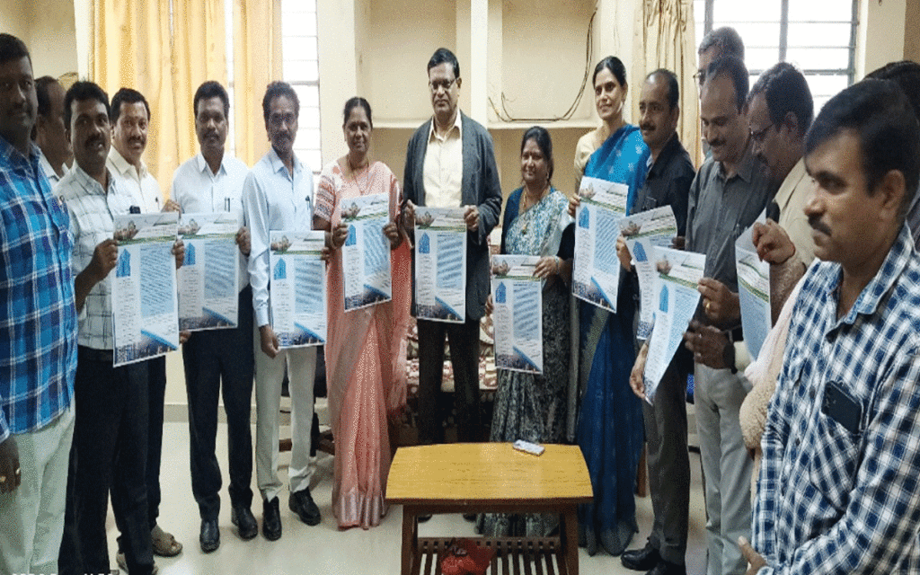 Hanumakonda : స్కూల్‌ అఫ్‌ మేనేజ్‌మెంట్ జాతీయ సదస్సు పోస్టర్ల ఆవిష్కరణ