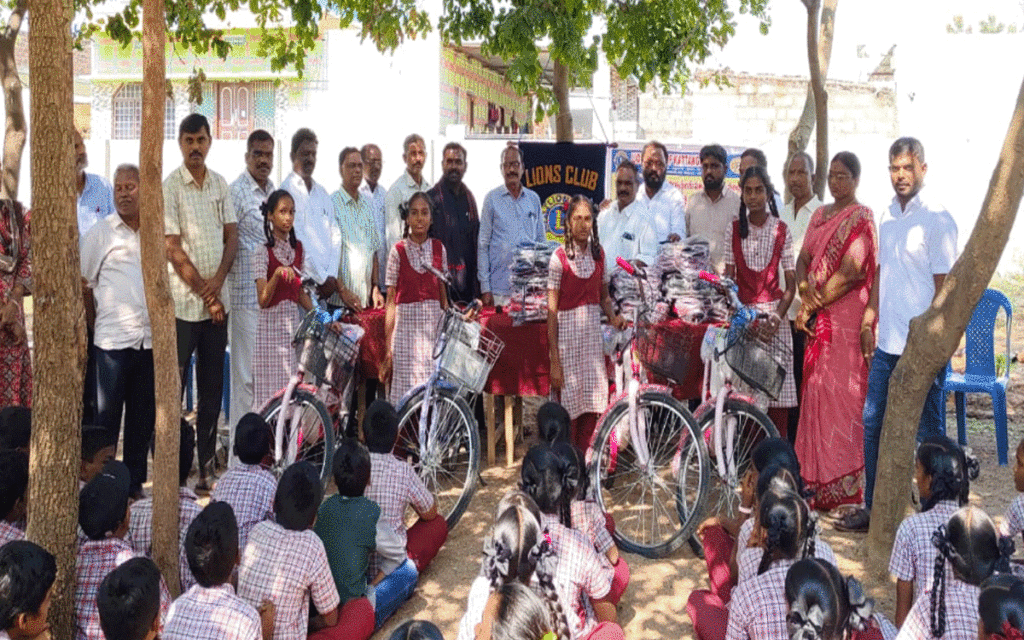 Kattangur : ఈదులూరు ప్ర‌భుత్వ‌ పాఠ‌శాల‌ విద్యార్థులకు సైకిళ్లు, బ్యాగులు పంపిణీ
