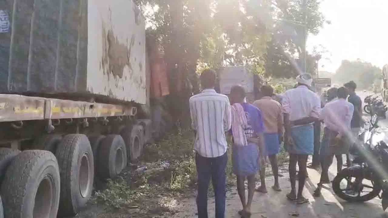 Granite lorry | ఖమ్మం – వరంగల్ జాతీయ రహదారిపై గ్రానైట్ లారీ బీభత్సం : వీడియో