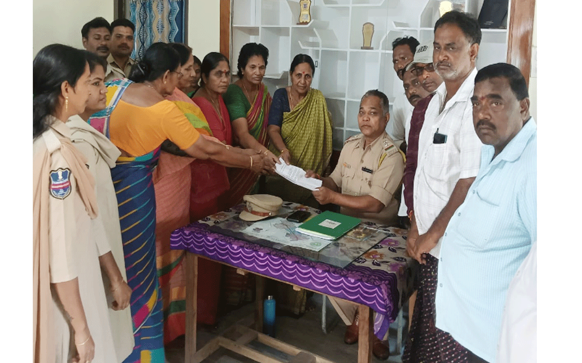 Madhira : నివాస ప్రాంతాల్లో వైన్ షాపుల ఏర్పాటు నిలిపివేయాలని విన‌తి