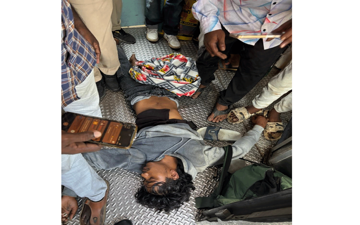 Madhira : భోజనం లేక రైల్లో స్పృహ తప్పి పడిపోయిన ప్రయాణికుడు