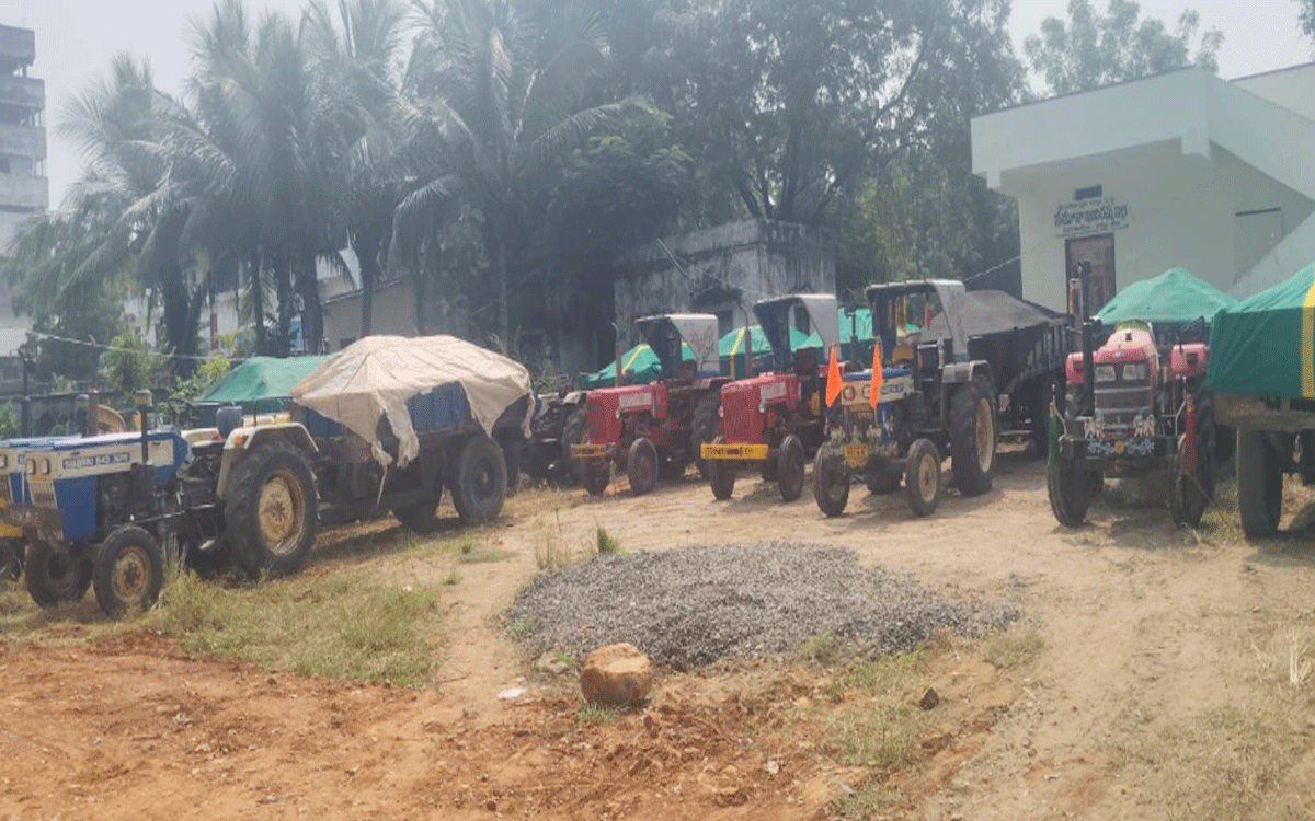 Madira : మధిరలో ఇసుక అక్ర‌మ ర‌వాణా చేస్తున్న 9 ట్రాక్ట‌ర్ల ప‌ట్టివేత‌