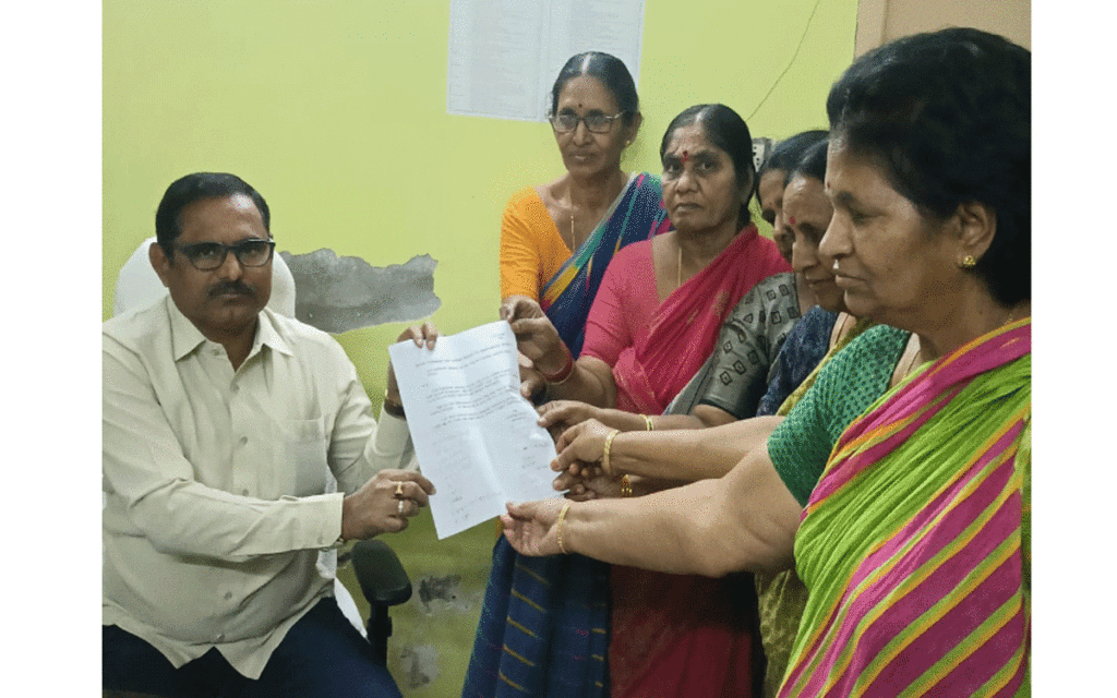 Madhira : నివాస ప్రాంతాల్లో వైన్ షాపుల ఏర్పాటు నిలిపివేయాలని విన‌తి