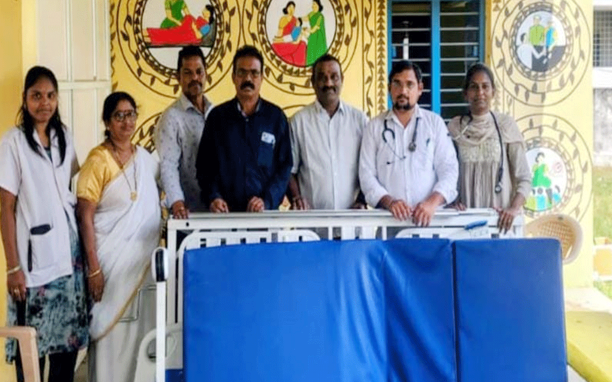 Madhira : మడుపల్లి బస్తీ దవాఖానకు ఫ‌ర్నిచ‌ర్ అంద‌జేత‌