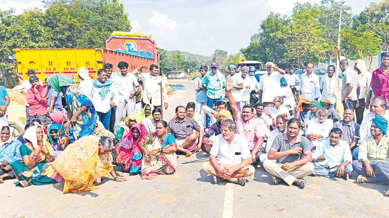 రోడ్డెక్కిన మక్క రైతు