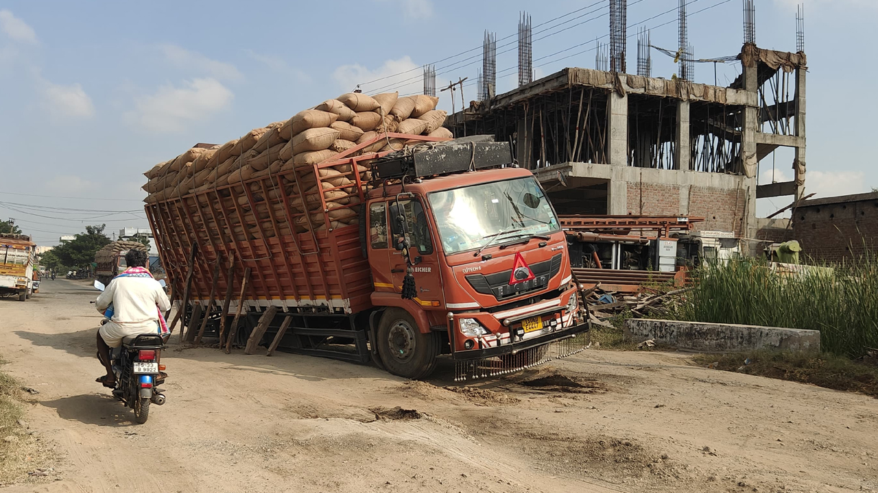 Makthal | మంత్రి వాకిటి శ్రీహరి ఇలాకాలో గతుకుల రోడ్లతో ఇబ్బందుల పాలవుతున్న ప్రజలు