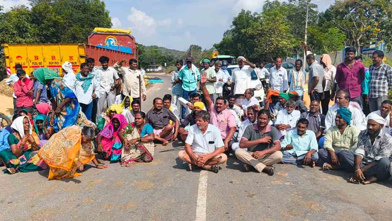 Mallapur | మక్కలు కొనుగోళ్లలో తీవ్ర జాప్యం..రోడ్డుపై బైఠాయించి రైతుల ధర్నా