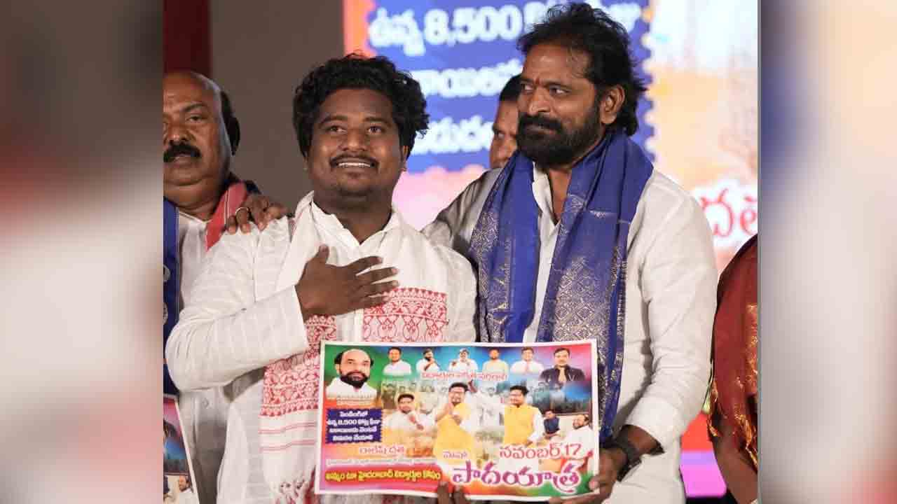 ఫీజు బకాయిల విడుదల కోసం.. ఖమ్మం యువకుడి పాదయాత్ర