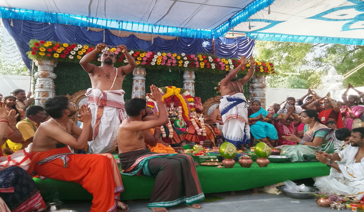 Former MLA Dasari Manohar Reddy | కమనీయం దేవునిపల్లి శ్రీ లక్ష్మినృసింహుడి కల్యాణం.. పూజకు హాజరైన మాజీ ఎమ్మెల్యే దాసరి మనోహర్ రెడ్డి