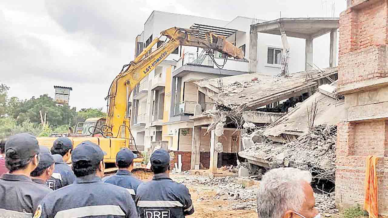 పేదలైతే బుల్డోజర్‌.. పెద్దలకు జీహుజూర్‌!.. వేర్వేరుగా హైడ్రా తీరు!