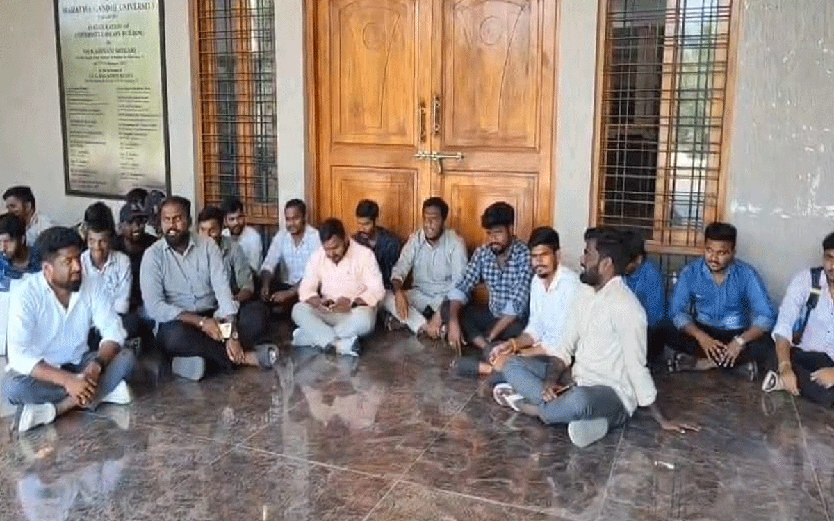 Ramagiri : ఎంజీయూ వర్సిటీ సెంట్ర‌ల్‌ లైబ్రరీలోకి సొంత‌ పుస్త‌కాల‌తో విద్యార్థుల‌కు అనుమ‌తి