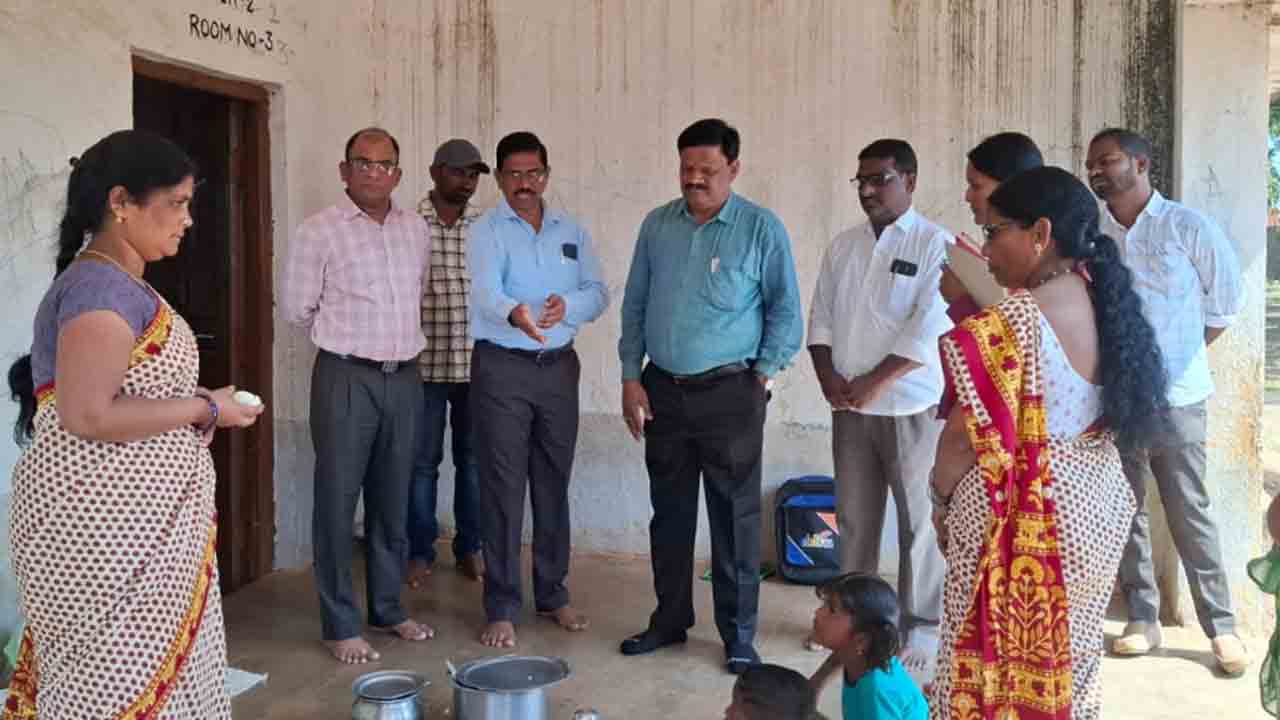 విద్యార్థులకు నాణ్యమైన భోజనం అందించాలి : మోహనకృష్ణ