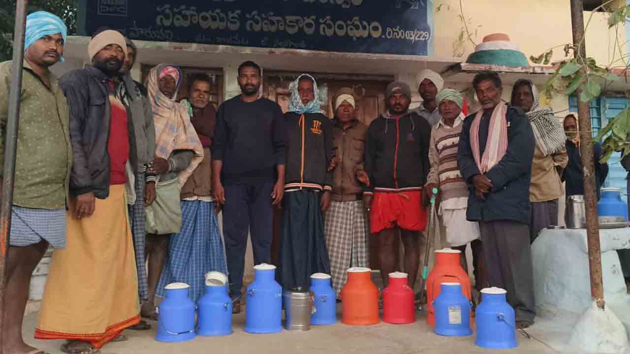 Mother Dairy | పెండింగ్ పాల బిల్లులు చెల్లించాలని రైతులు ధర్నా