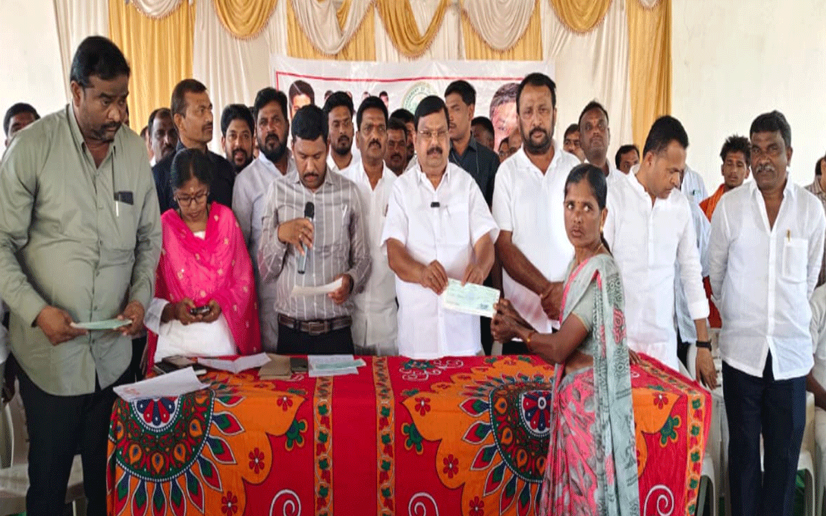 Devarakonda : లబ్ధిదారులు సంక్షేమ పథకాలను సద్వినియోగం చేసుకోవాలి : ఎమ్మెల్యే బాలునాయక్