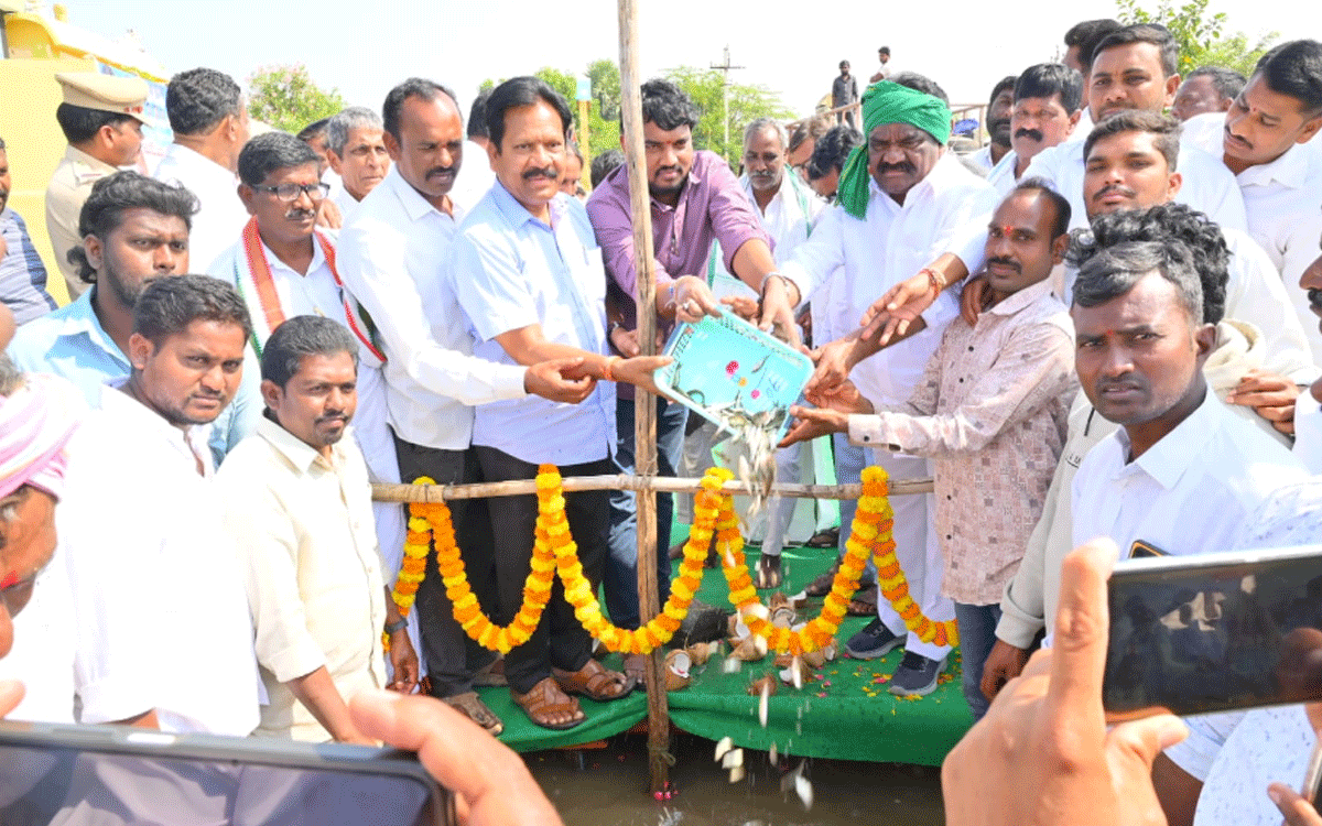 Shaligouraram : మత్స్యకారుల అభివృద్ధే లక్ష్యంగా ప్రభుత్వం కృషి : ఎమ్మెల్యే మందుల సామేల్‌