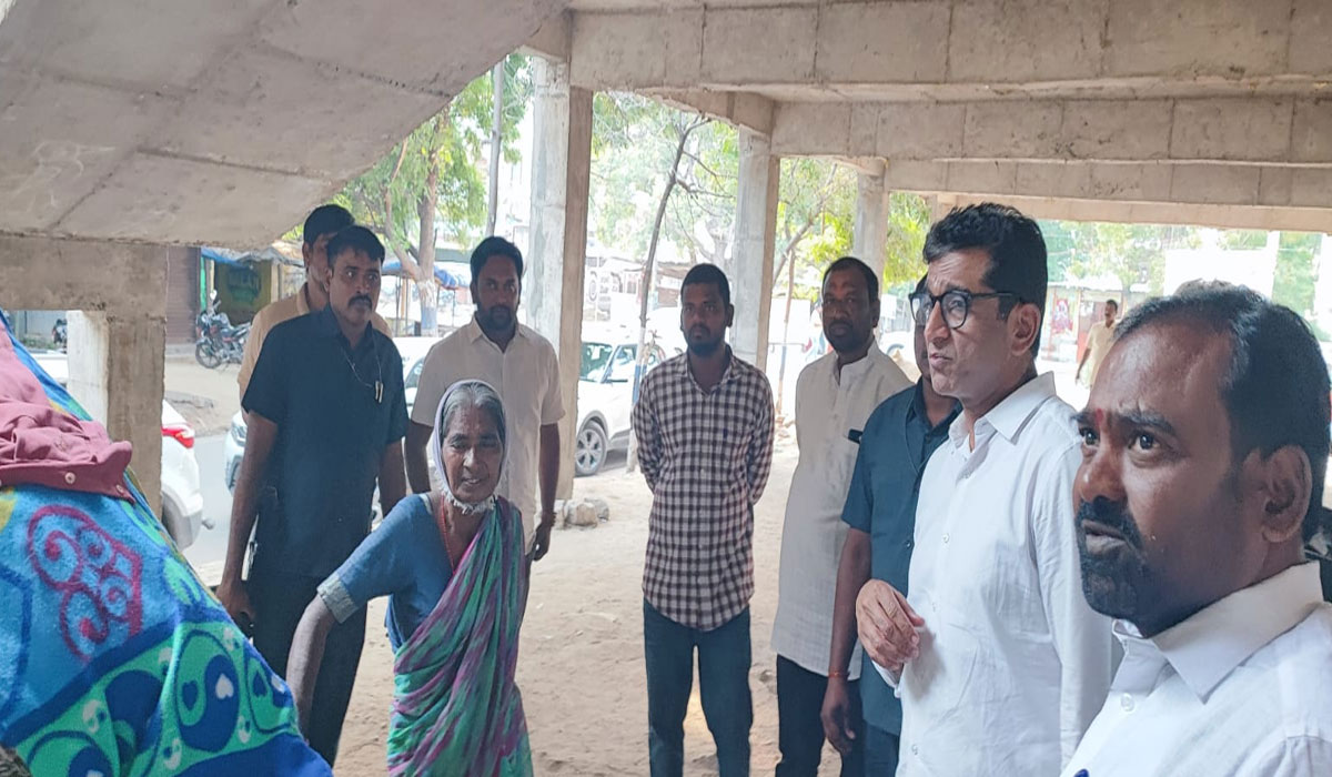 MLA Dr. Kalvakuntla Sanjay | వృద్ధురాలి దీనస్థితికి.. చలించిన కోరుట్ల ఎమ్మెల్యే డాక్టర్ కల్వకుంట్ల సంజయ్