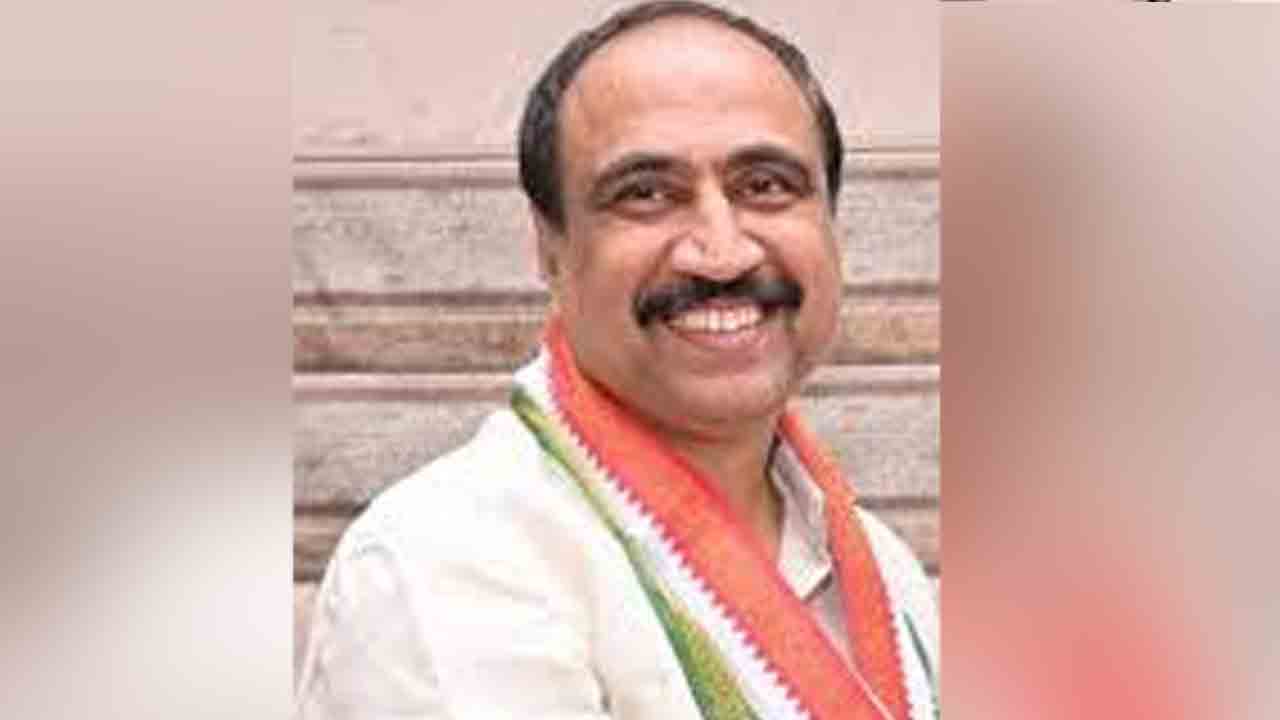 డబుల్ ఇండ్ల కోసంఎమ్మెల్యే క్యాంపు ఆఫీస్‌ ముట్టడి