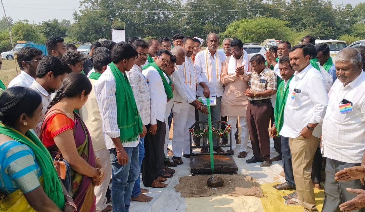 MLA Vijaya Ramana Rao | ధాన్యం కొనుగోలు కేంద్రాలను వినియోగించుకోవాలి.. పెద్దపెల్లి ఎమ్మెల్యే చింతకుంట విజయ రమణారావు