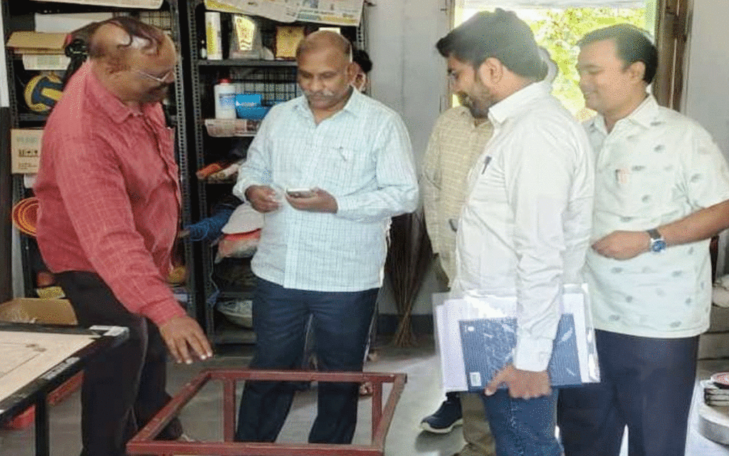 Karepally : మోడల్‌ స్కూల్‌ను సందర్శించిన అడిషనల్‌ డైరెక్టర్ శ్రీనివాసాచారి