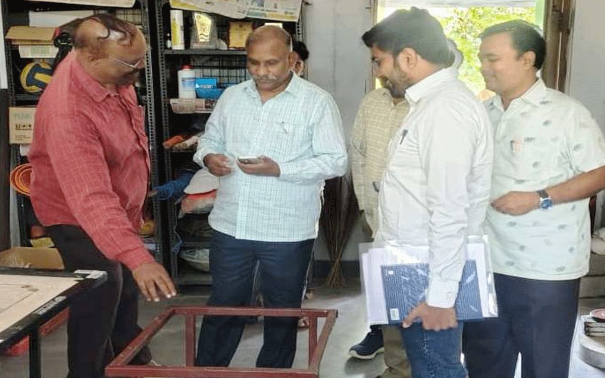 Karepally : మోడల్‌ స్కూల్‌ను సందర్శించిన అడిషనల్‌ డైరెక్టర్ శ్రీనివాసాచారి