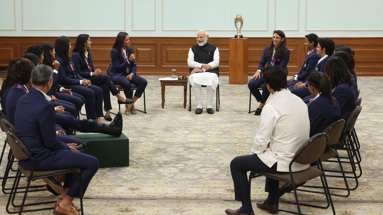 PM Modi: దీప్తి శ‌ర్మ ‘హ‌నుమాన్ ట‌ట్టూ’ గురించి అడిగిన ప్ర‌ధాని మోదీ.. వీడియో