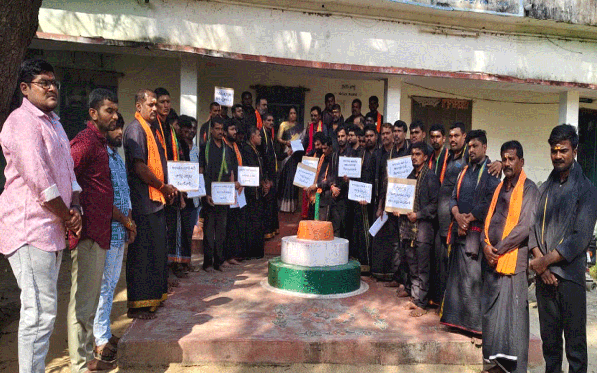 Motokondur : ‘శివాలయ భూమిపై సర్వే చేపట్టాలి’