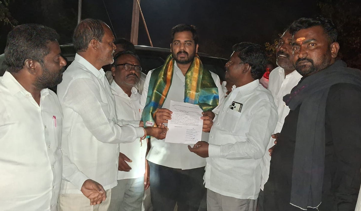 Kolanur Railway station | కొలనూరు రైల్వే స్టేషన్లో పలు ఎక్స్‌ప్రెస్‌ రైళ్లు ఆపేలా చూడాలని ఎంపీకి వినతి