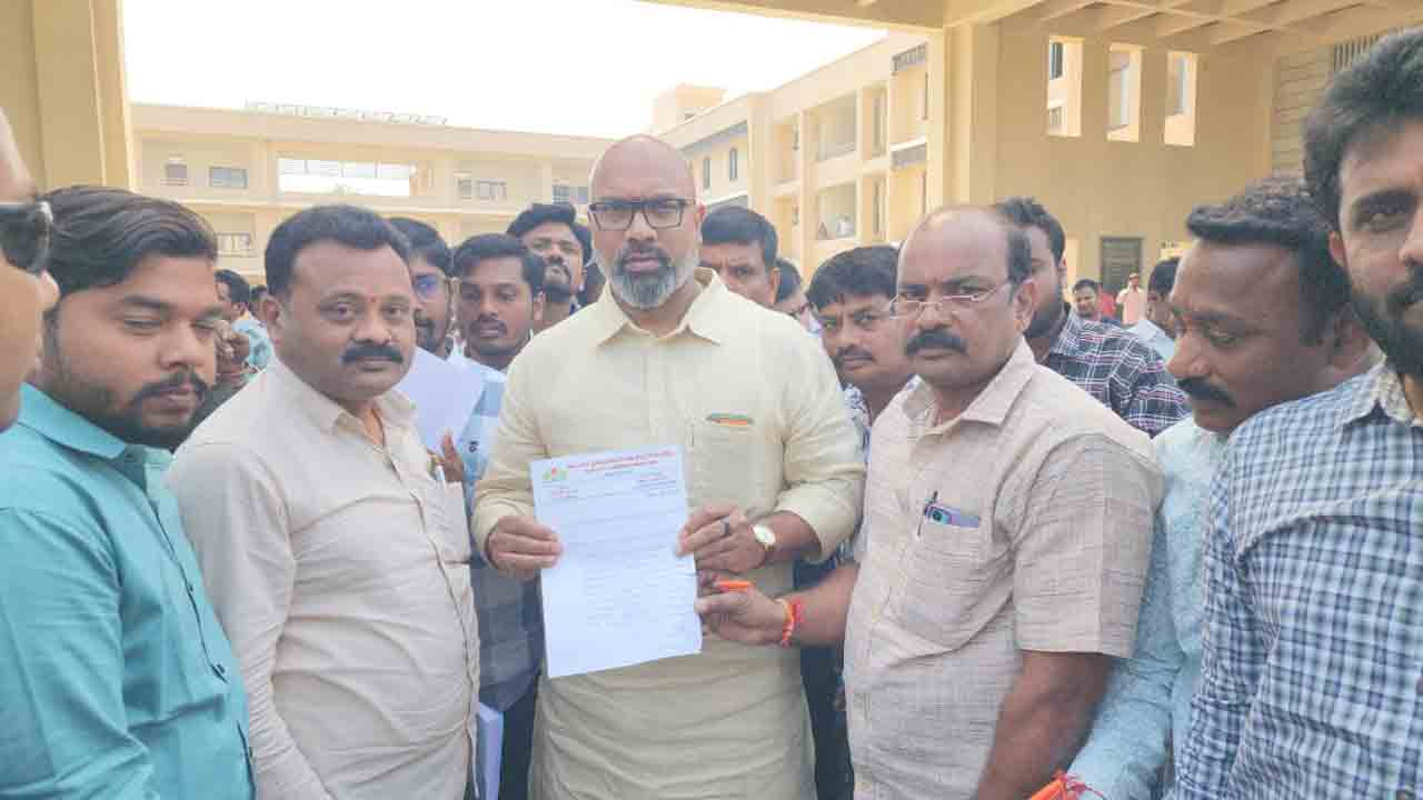 TUWJ leaders | జర్నలిస్టుల రైల్వే పాసులు పునరుద్ధరించాలి..  ఎంపీని కోరిన టీయూడబ్ల్యూజే నాయకులు