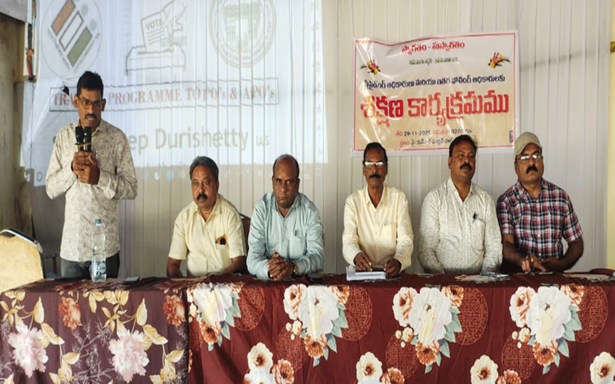 Karepally : ఎన్నికల విధులు పకడ్బందీగా నిర్వహించాలి : సింగరేణి ఎంపీడీఓ శ్రీనివాసరావు