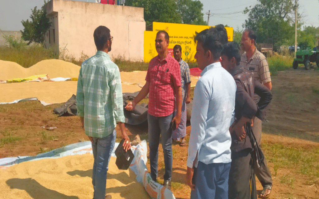 Atmakur.S : ధాన్యాన్ని వెంట‌నే కొనుగోలు చేయాలి : తాసీల్దార్ అమీన్‌సింగ్‌