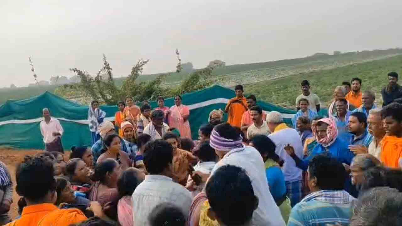 Mulugu | పంటలను నాశనం చేయొద్దన్న రైతులు.. దాడికి పాల్పడిన ఇసుక క్వారీ నిర్వాహకులు : వీడియో