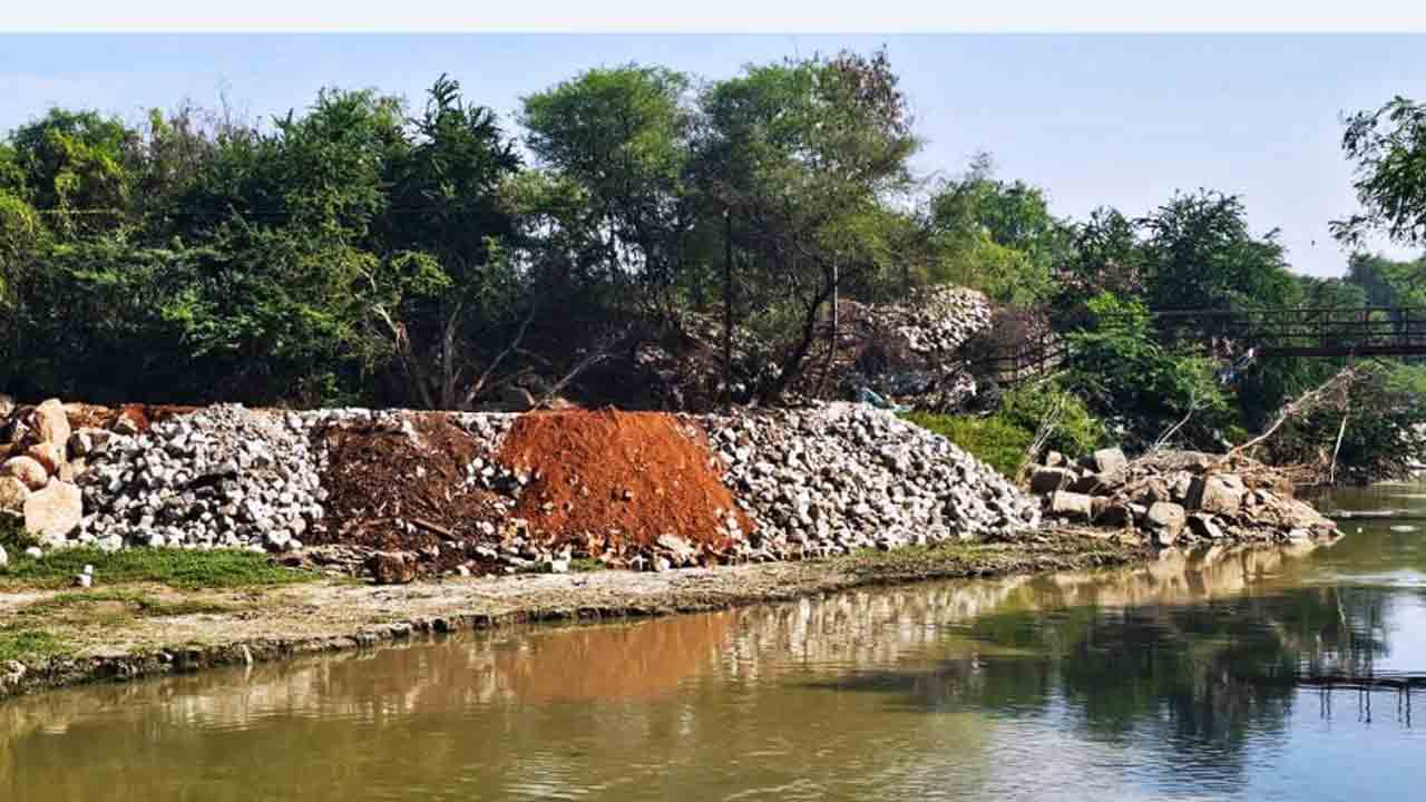 Musi river | మూసీ నదిలో పేరుకుపోతున్న మట్టి దిబ్బలు..తొలగించాలని స్థానికుల డిమాండ్‌