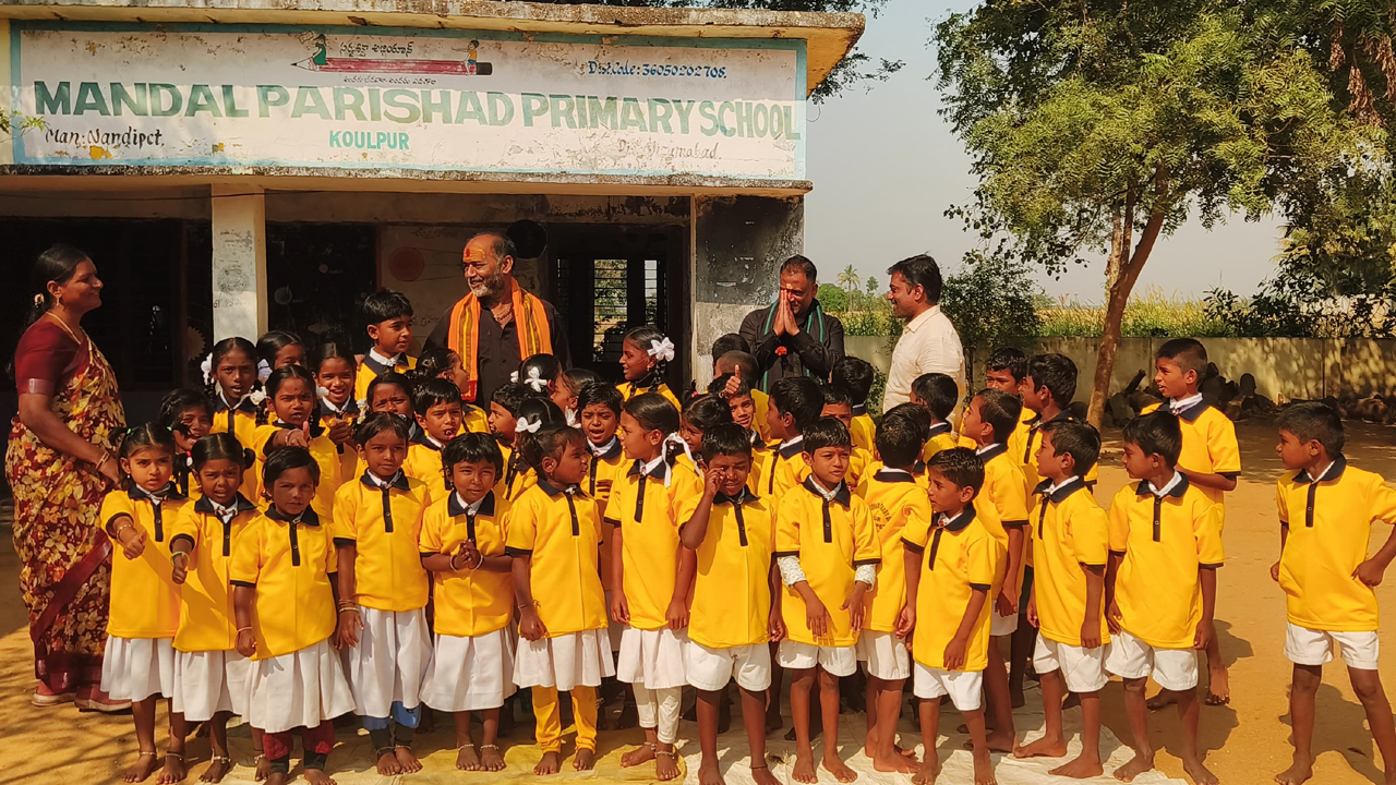 Nizamabad | ప్రభుత్వ పాఠశాల విద్యార్థులకు ఉచితంగా టీ షర్టుల పంపిణీ..