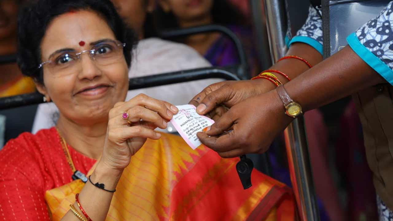 Nara Bhuvaneswari | ఆర్టీసీ బస్సులో ఫ్రీ టికెట్‌పై ప్రయాణించిన ఏపీ సీఎం చంద్రబాబు సతీమణి నారా భువనేశ్వరి
