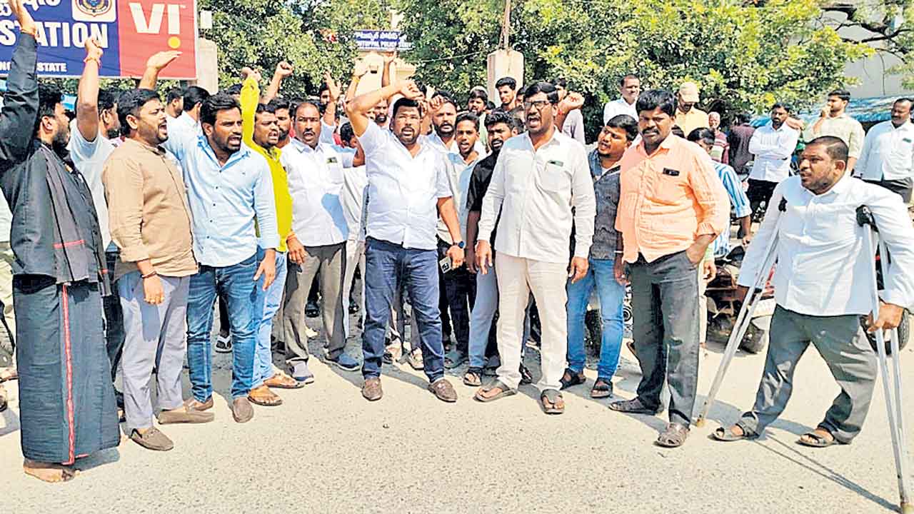 నిరంజన్‌గౌడ్‌ అరెస్ట్‌కు నిరసనగా