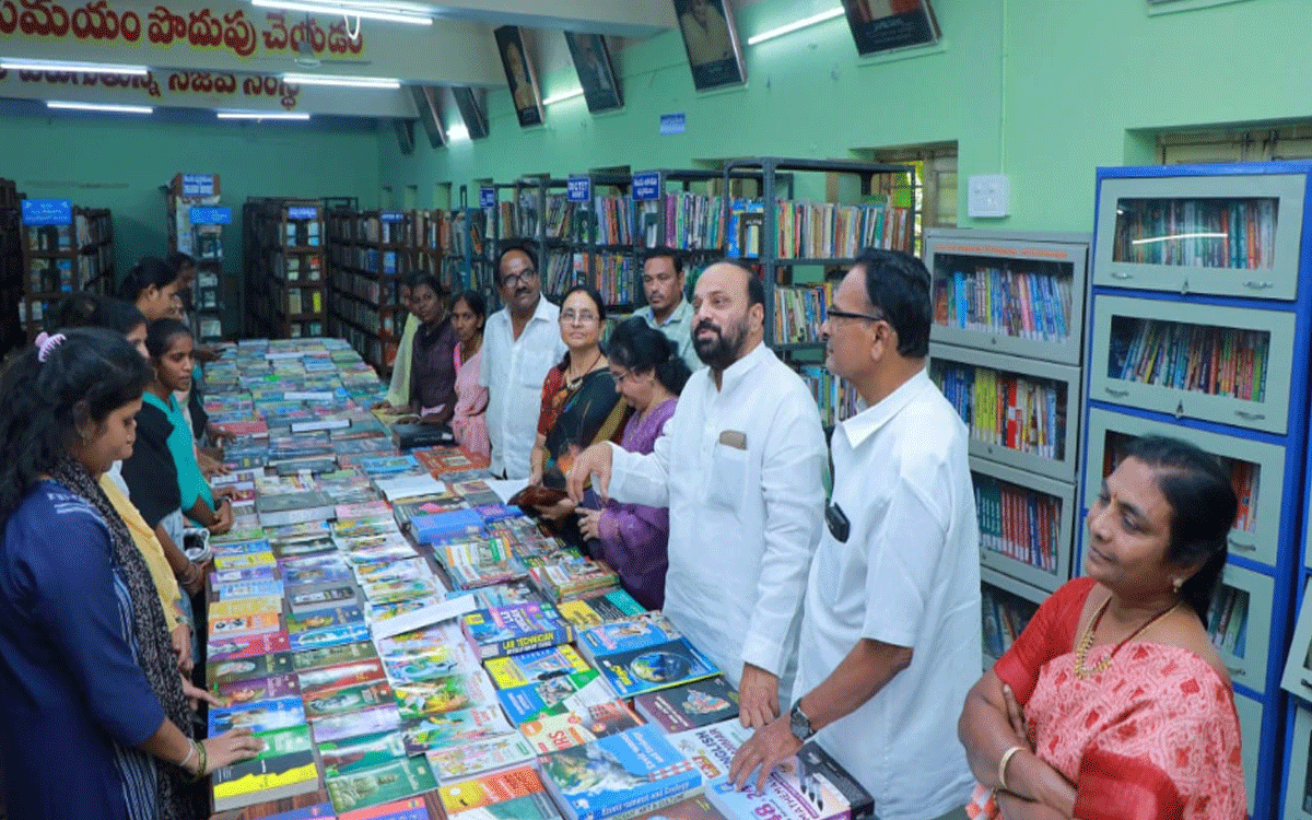 Ramagiri : పుస్తకం హస్త భూషణం : జిల్లా గ్రంథాలయ సంస్థ చైర్మన్ హఫీజ్ ఖాన్