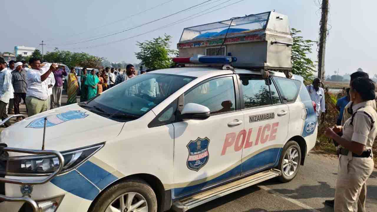 Nizamabad | పోలీస్ వాహనంపై మృతదేహం ఎక్కించి నిరసన.. నిజామాబాద్‌ జిల్లాలో ఘటన