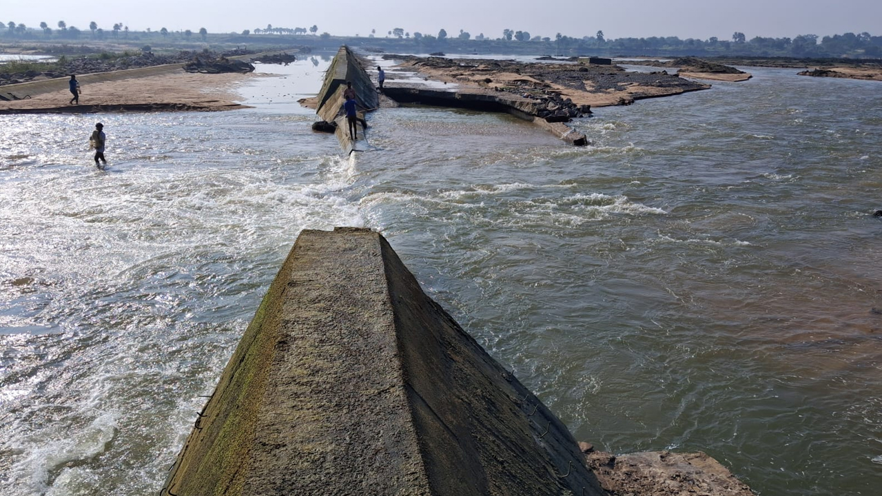 Check Dam | మానేరు వాగుపై చెక్‌డ్యామ్‌ను కూల్చిన దుండగులు.. ఇసుక అక్రమ రవాణా కోసమేనా!