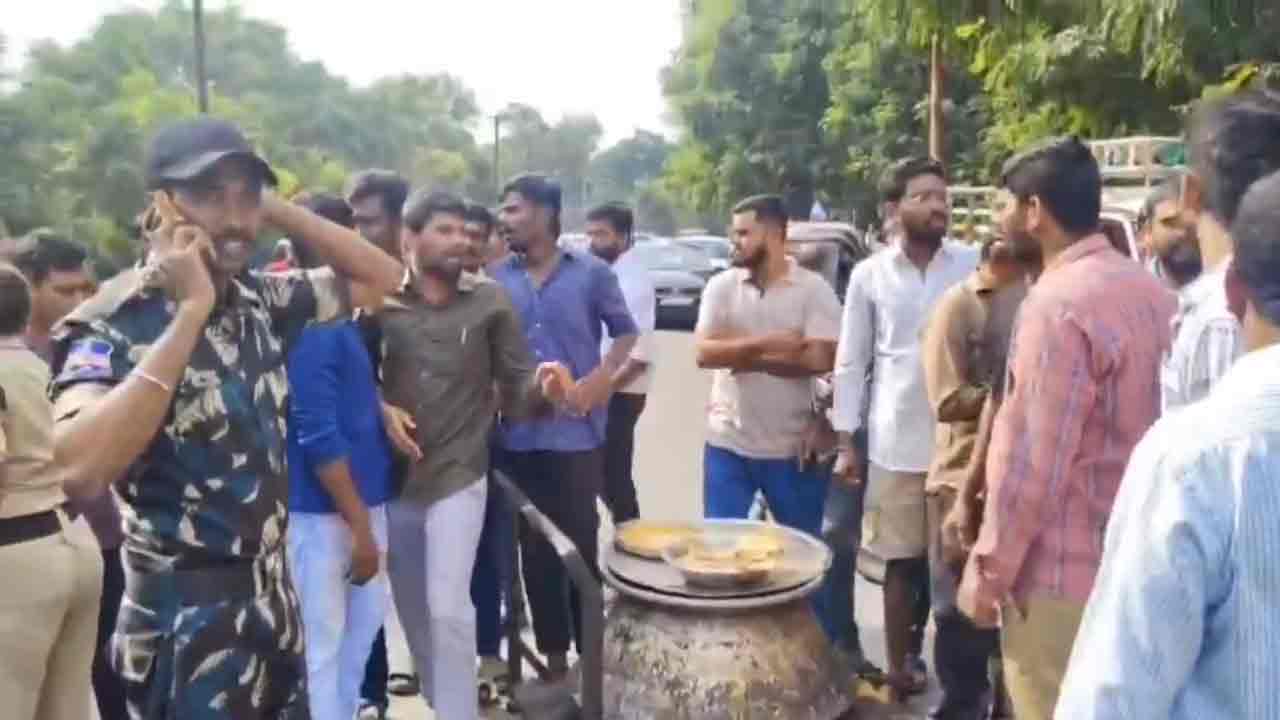 Osmania University | ఓయూలో ఉద్రిక్త‌త‌.. క‌ల్తీ ఆహారం పెడుతున్నార‌ని నిర‌స‌న‌