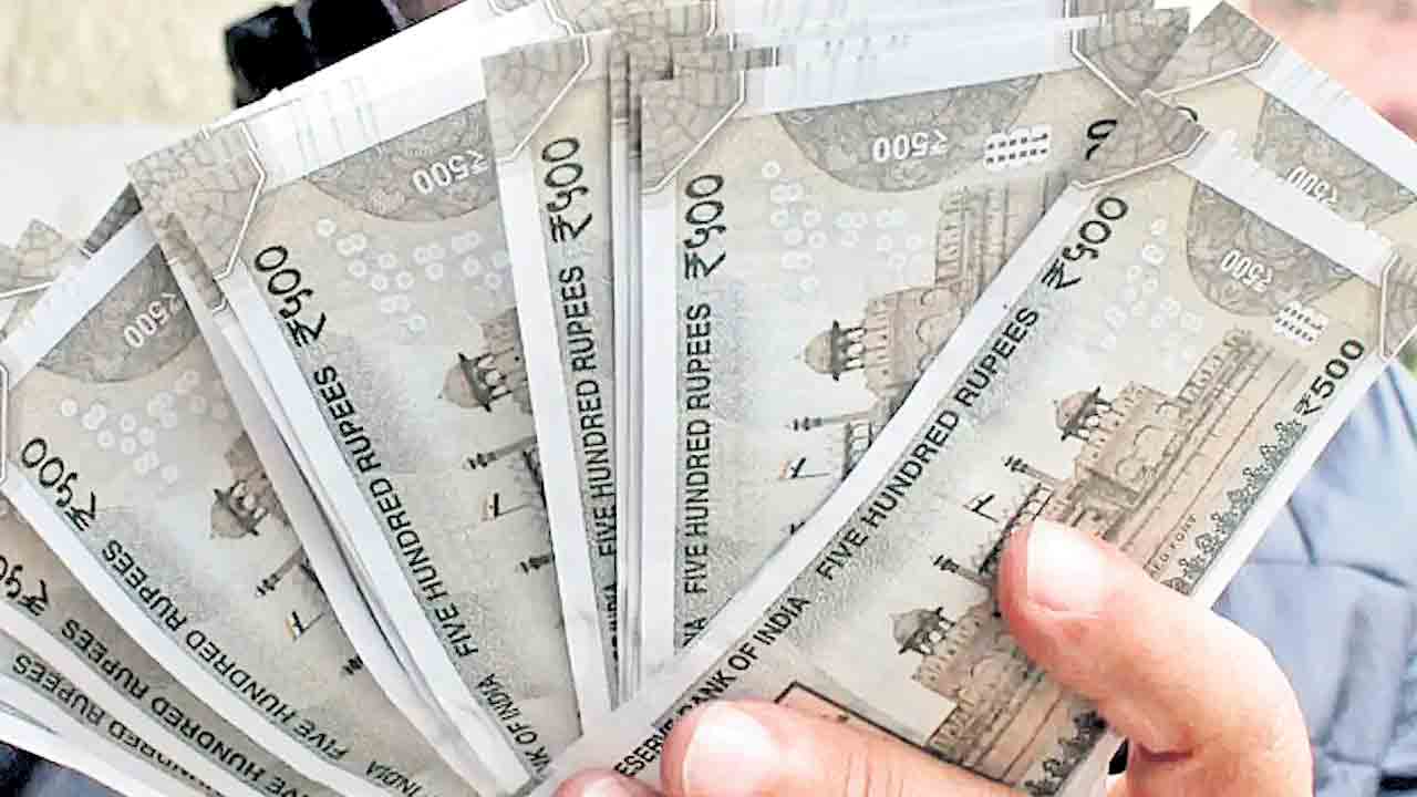 లూట్‌ సోర్సింగ్‌.. సొంత ఖాతాల్లో ఏడాదికి 160 కోట్లు!