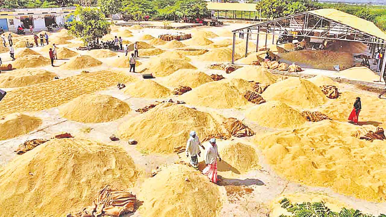 కష్టాలు కనరు.. వడ్లు కొనరు