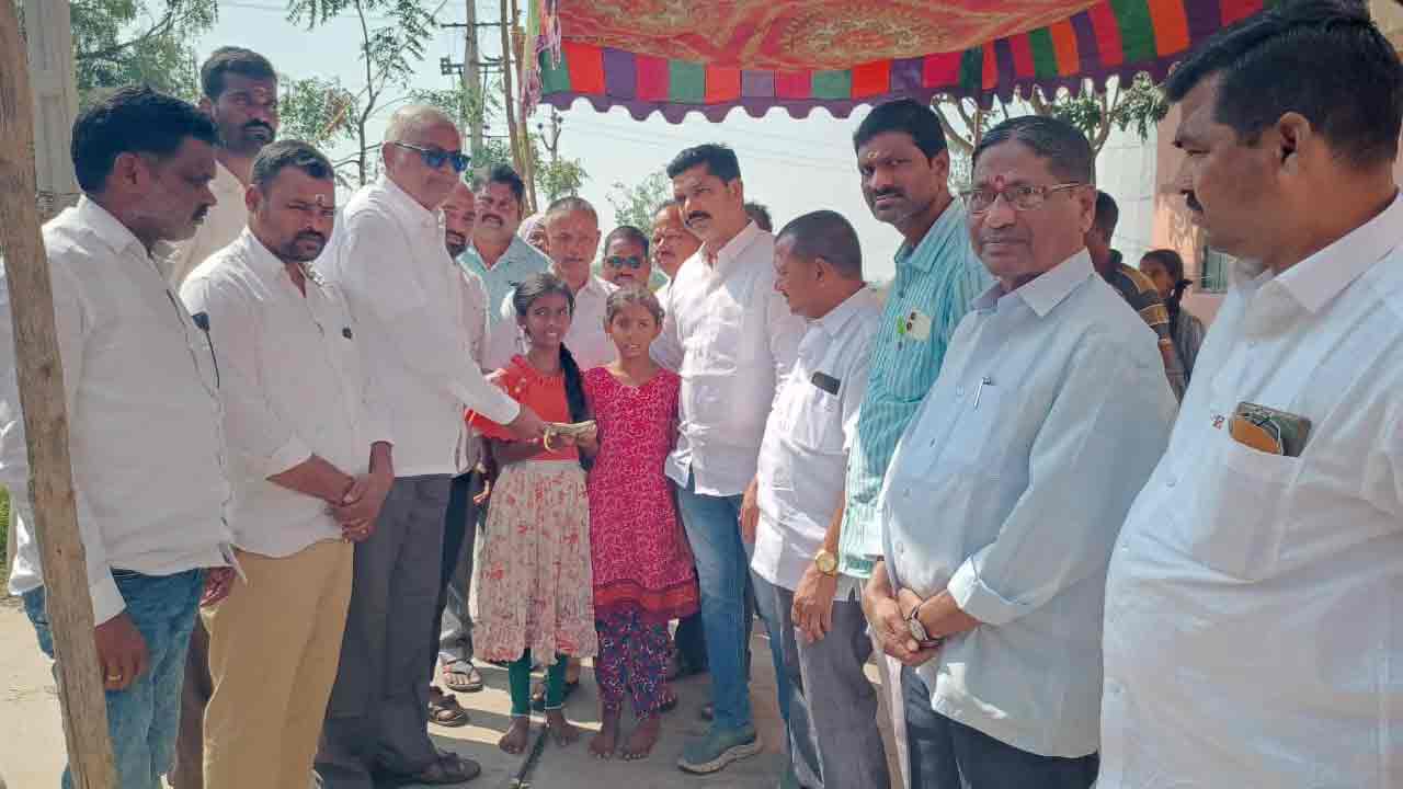 సిరిసిల్ల పద్మశాలి సంఘ నేతల ఔదార్యం.. చిన్నారులకు ఆర్థిక సహాయం అందజెత