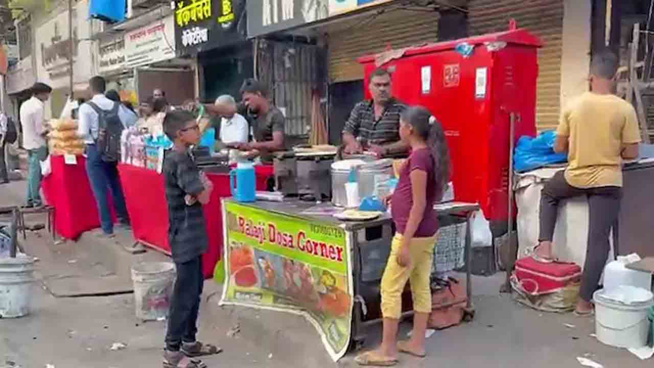 Sena leader Sells footpath | పానీపూరీ విక్రేతకు.. ఫుట్‌పాత్‌ స్థలం అమ్మిన శివసేన   నేత