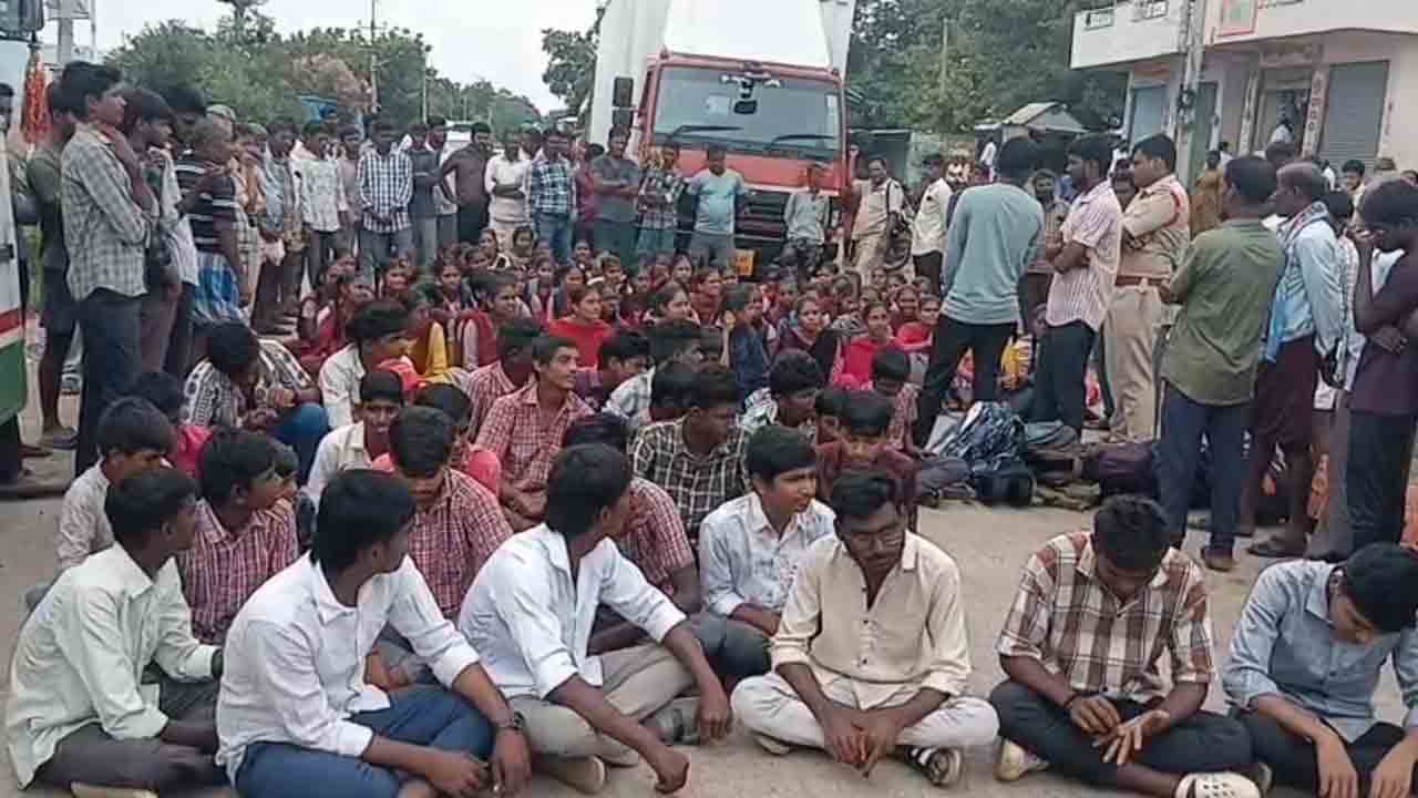 Pardipuram | పర్దిపురంలో రోడ్డుపై బైఠాయించి విద్యార్థుల నిరసన : వీడియో