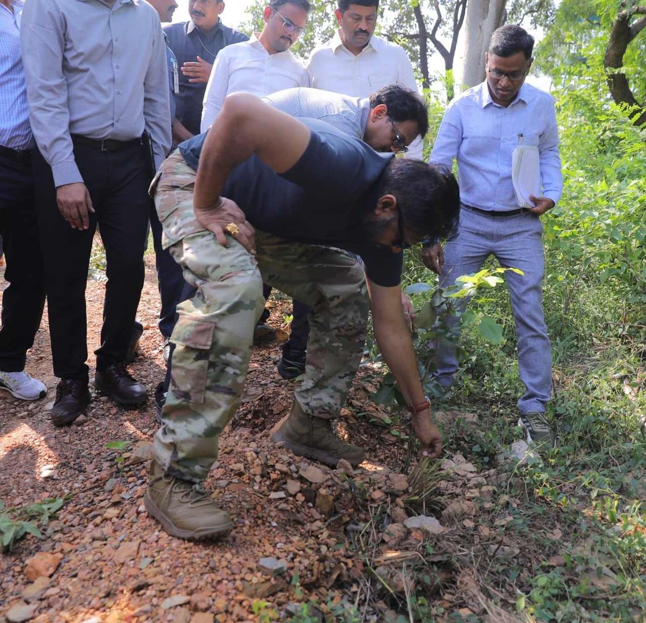 ప్రతి ఎర్ర చందనం దుంగకి ప్రత్యేక బార్ కోడింగ్, లైవ్ ట్రాకింగ్ వ్యవస్థలు ఏర్పాటు చేయాలని, పట్టుబడిన దగ్గర నుంచి అమ్ముడుపోయే వరకు ఒక్క దుంగ కూడా మిస్ అవ్వకూడదని అటవీశాఖ అధికారులను ఆదేశించారు. 