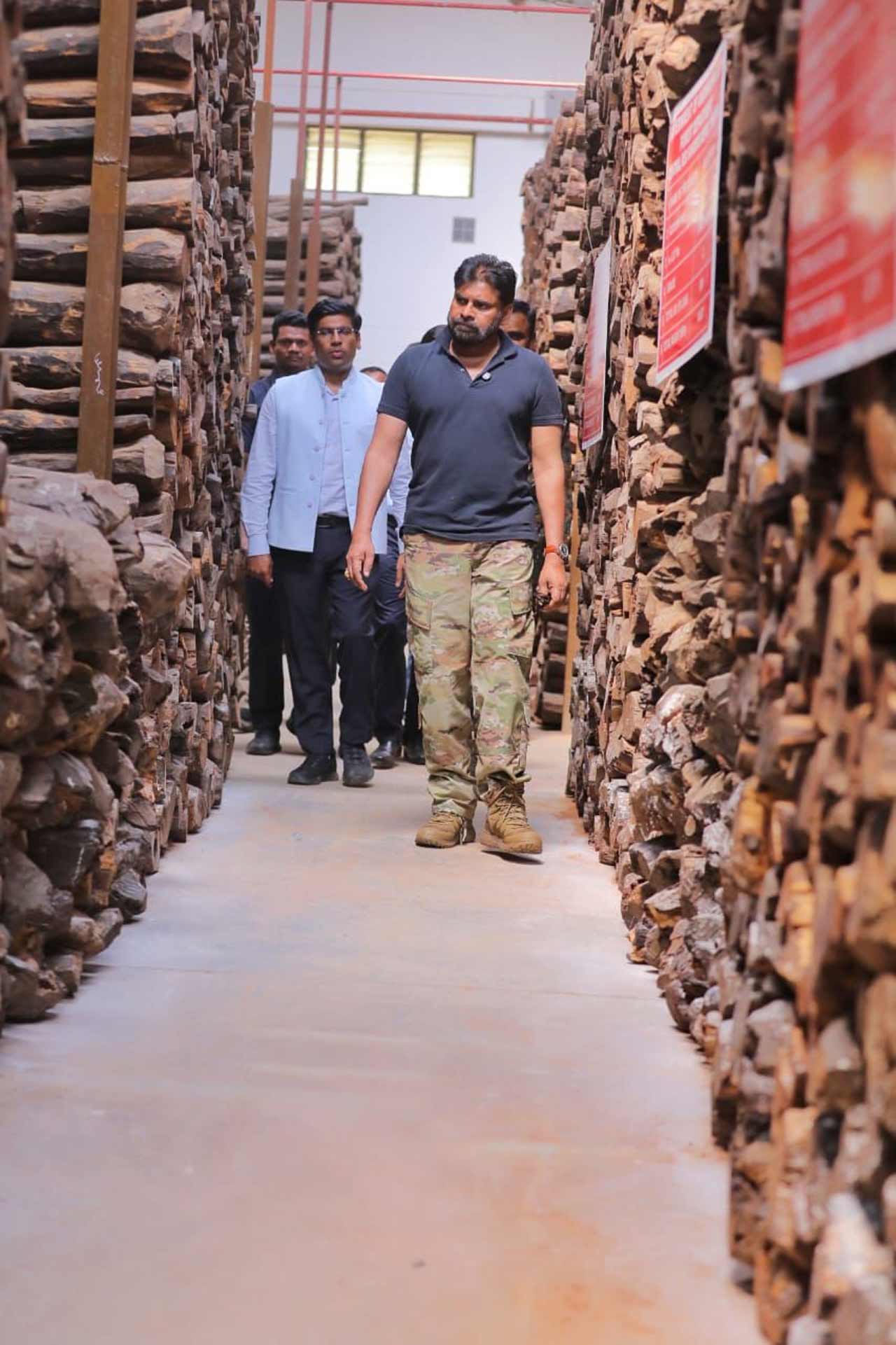 మామండూరు అటవీ ప్రాంత పరిశీలన అనంతరం మంగళంలో అటవీ శాఖకు చెందిన ఎర్ర చందనం గోడౌన్‌ను పవన్‌ కల్యాణ్‌ పరిశీలించారు. 